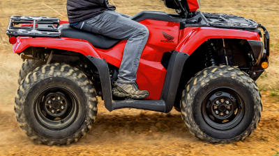 Gros plan des roues du contremaître dans le champ. Face à droite.