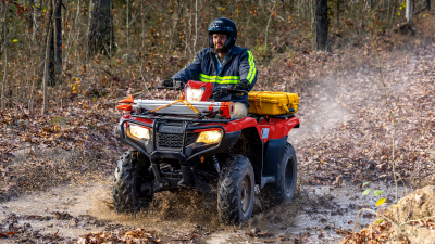 Conduit sur Forman dans une flaque boueuse. face à l'avant. Léger angle droit.
