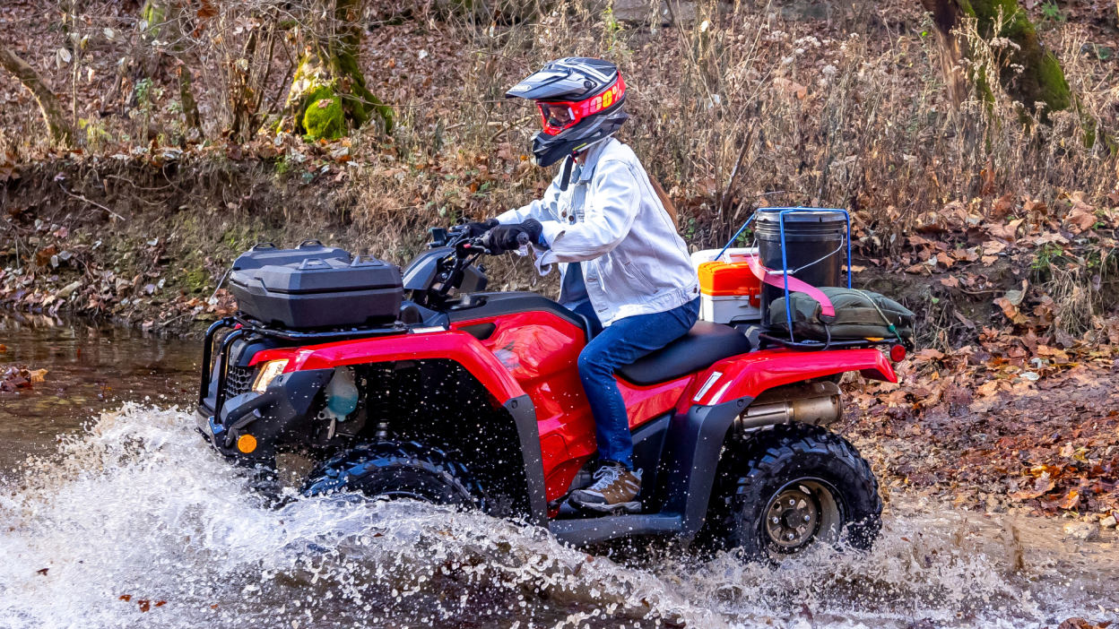 Conducteur d'un éleveur allant à gauche dans une flaque d'eau.