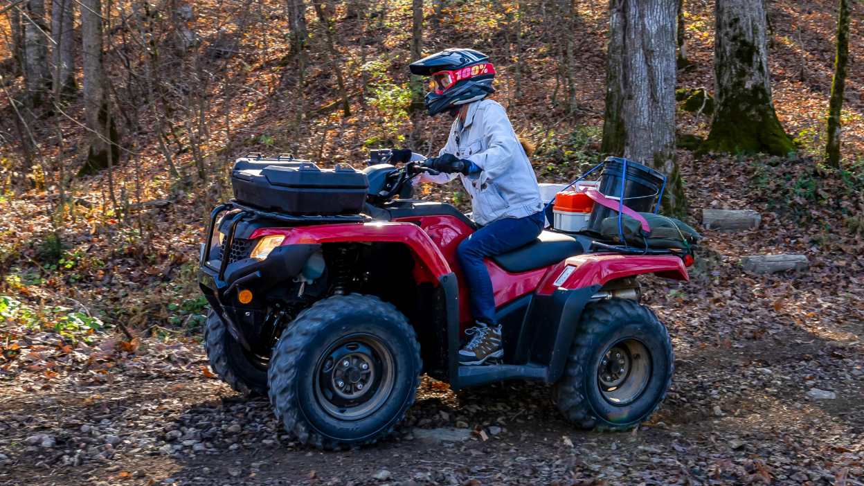 Conducteur allant à gauche dans une forêt sur Avenger Red Rancher.