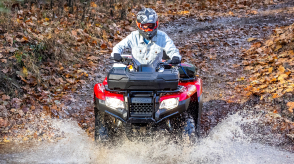 Vue de face du cavalier sur Rancher traversant de l'eau boueuse.