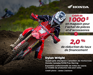 Dylan Wright prenant un angle sur une piste de motocross. Image fait la publicité de 1 000 $ de crédit en magasin pour les pièces et les accessoires et une réduction du taux de financement de 2,0%. Crédit photo à James Lissimore.