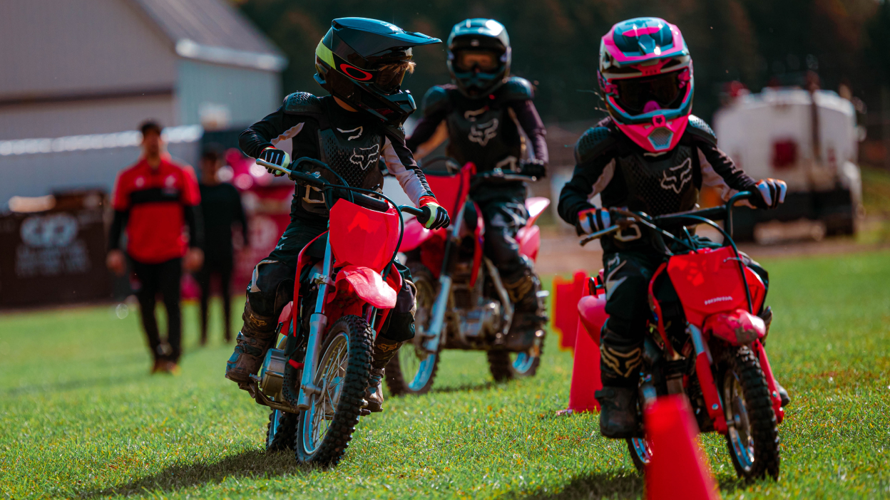 Trois Junior Red Riders serpentant à travers les pylônes