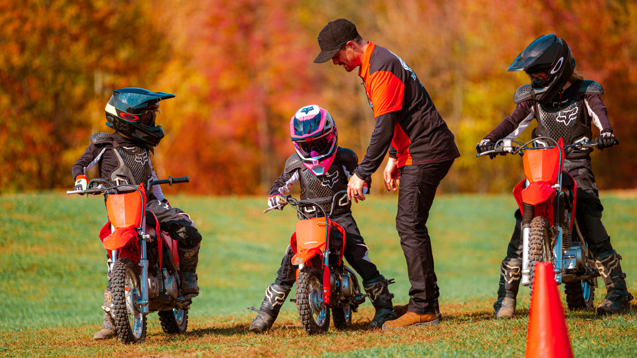 Instructeur enseignant au Junior Red Rider comment décoller