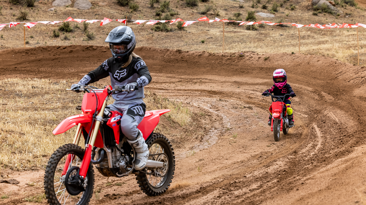 Deux coureurs sur une piste de motocross à vélo Honda Trail