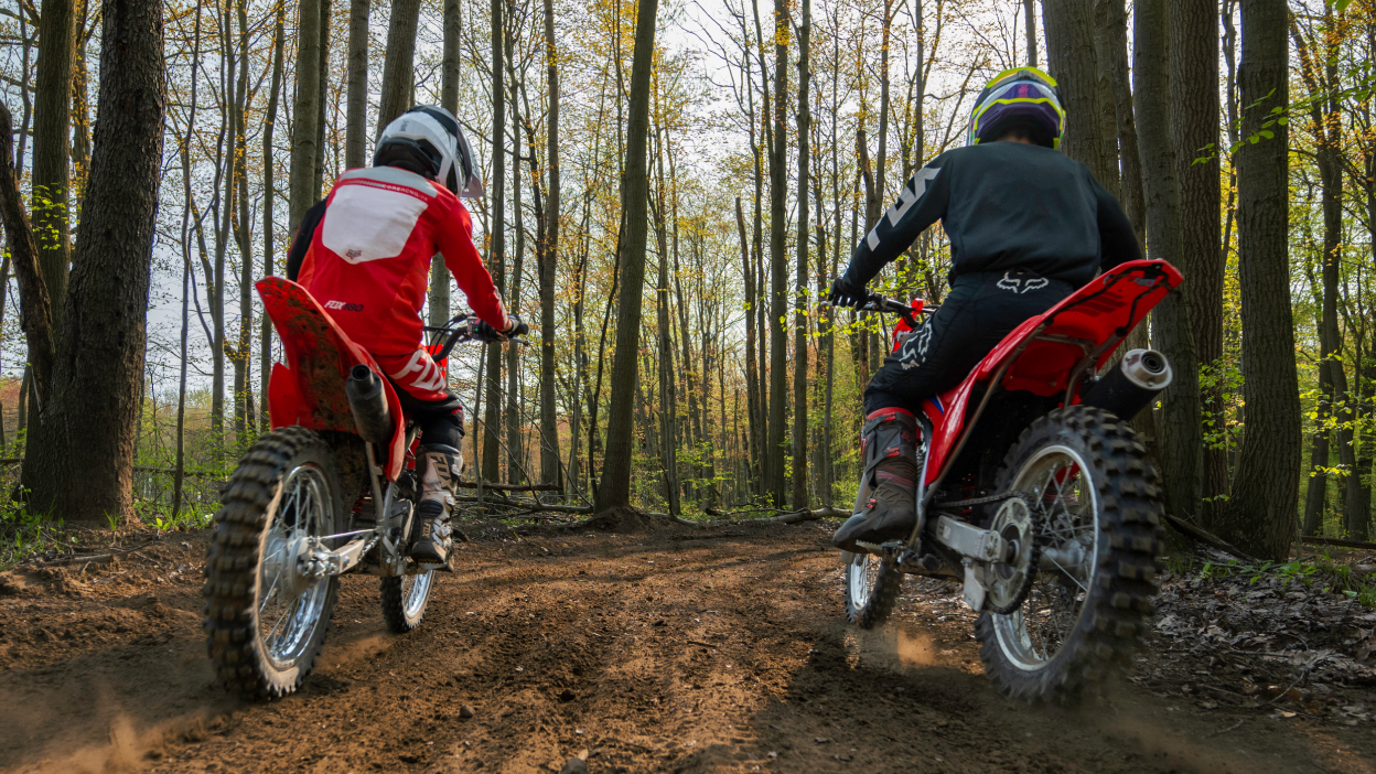 Deux coureurs sur les vélos de terre Honda CRF Trail