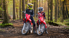 Deux coureurs garés avec leur Honda CRFS