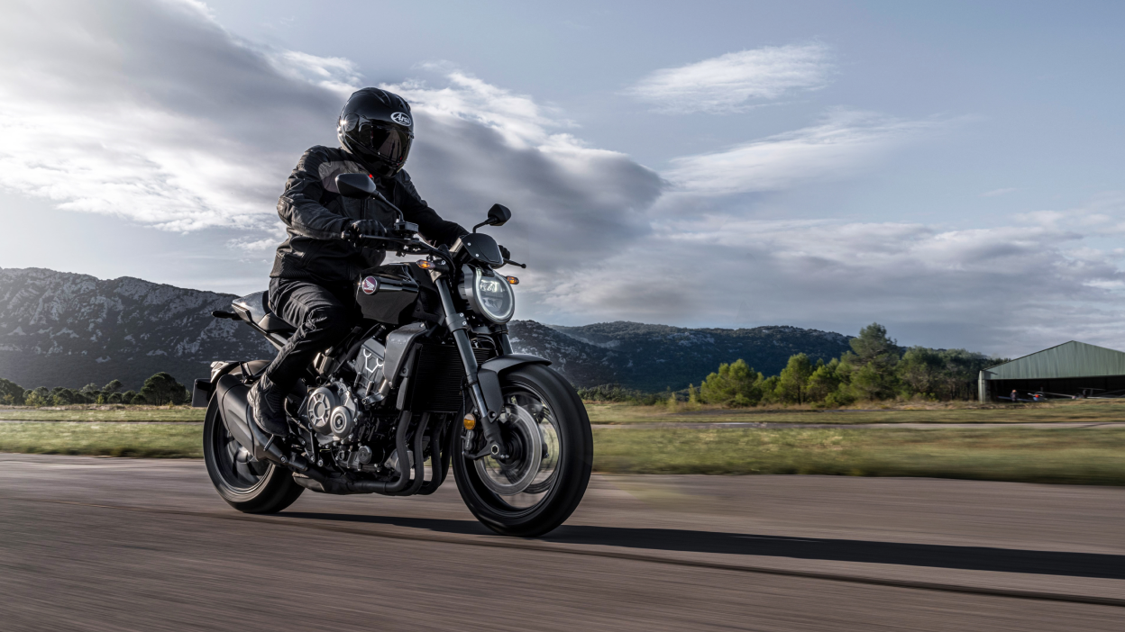 Un cavalier sur une Honda Motrcycle par une journée ensoleillée