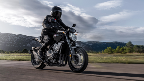 Un cavalier sur une moto Honda Standard par une journée ensoleillée
