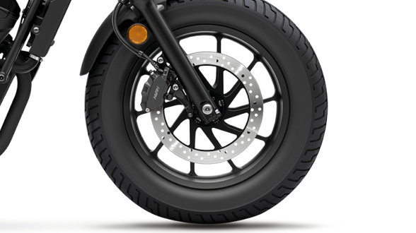 Un gros plan de freins ABS sur une moto Honda Cruiser