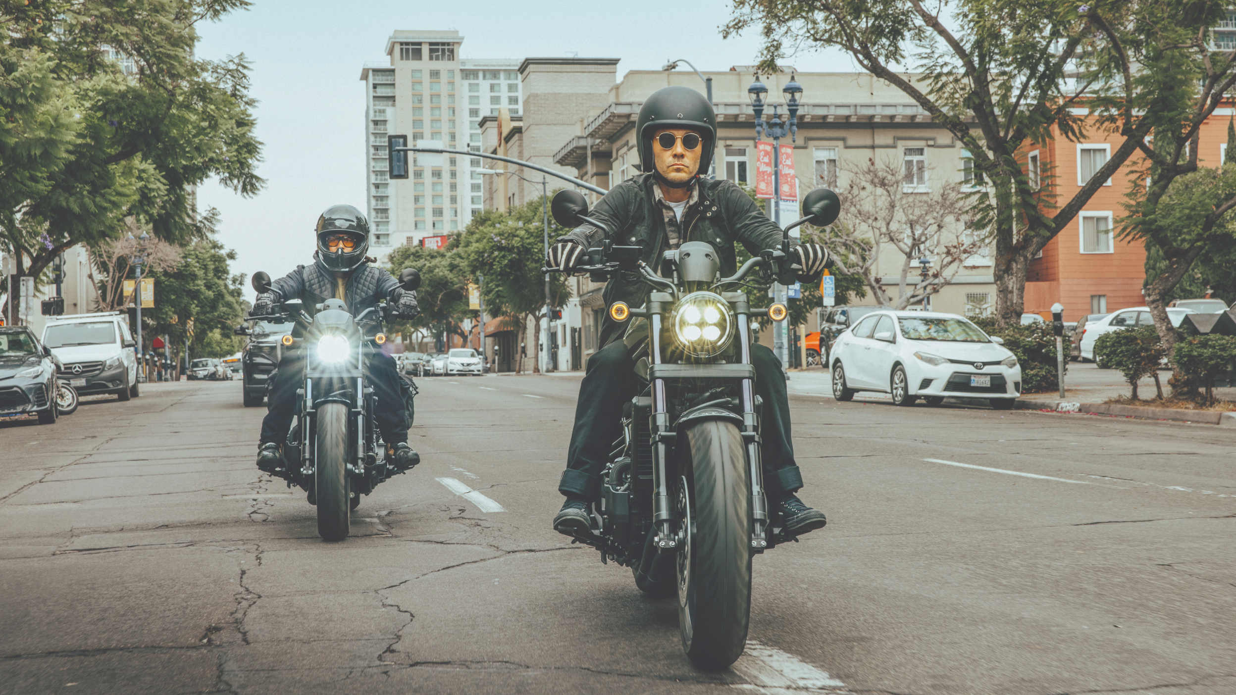 Deux coureurs sur une Honda Rebel