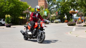 Un cavalier sur une Honda Navi par une journée ensoleillée