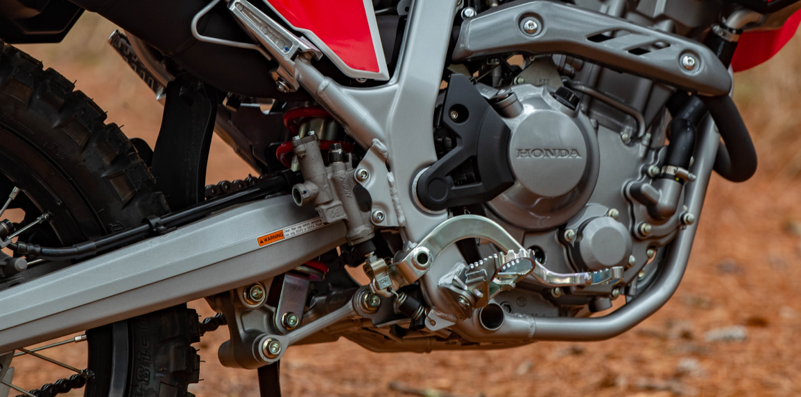 Un gros plan du moteur de la Honda CRF300L