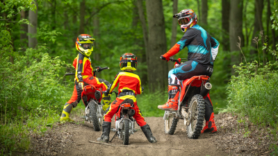 Un jeune cavalier et un cavalier adulte regardant un autre jeune cavalier dans un paysage forestier.