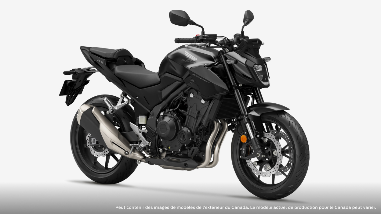 Un modèle CB500F en studio, un modèle non canadien peut être montré