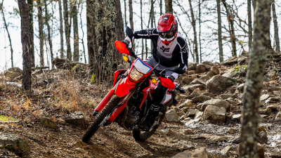 Un cavalier sur un CRF300L sur une piste