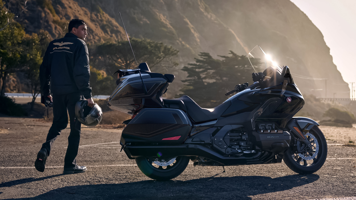 Image de droite : une Gold Wing Tour à l'arrêt sur la route. Un motard, casque à la main, se tient à droite de la Gold Wing Tour.