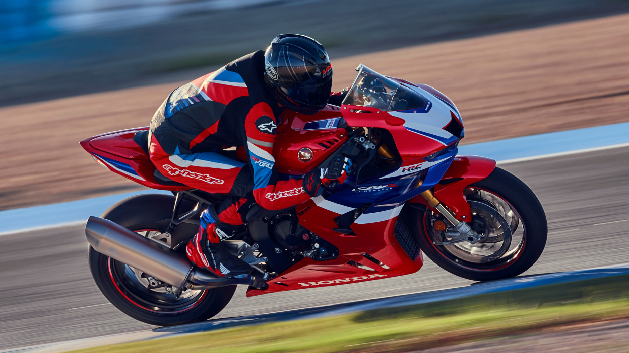 Pilote sur une CBR1000RR-R Fireblade sur circuit. Ciel bleu en arrière-plan.
