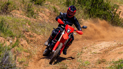 Pilote sur CRF450L, vue de face sur un dirt track.