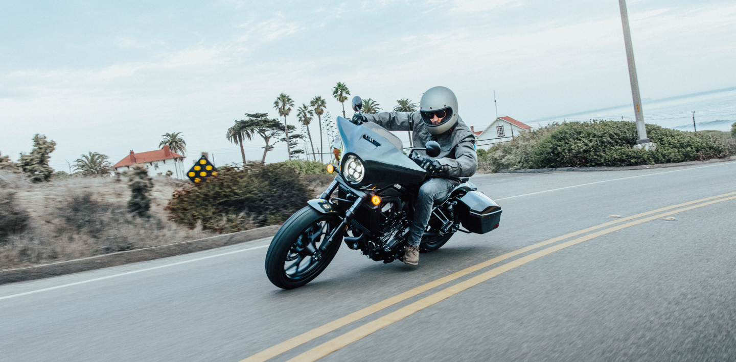 A rider on a Honda motorcycle/Un cavalier sur une moto Honda