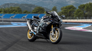 A right angle, three quarter view of the Honda CB1000R Fireblade/Un angle droit, une vue en trois quarts de la Honda CB1000R FIreblade