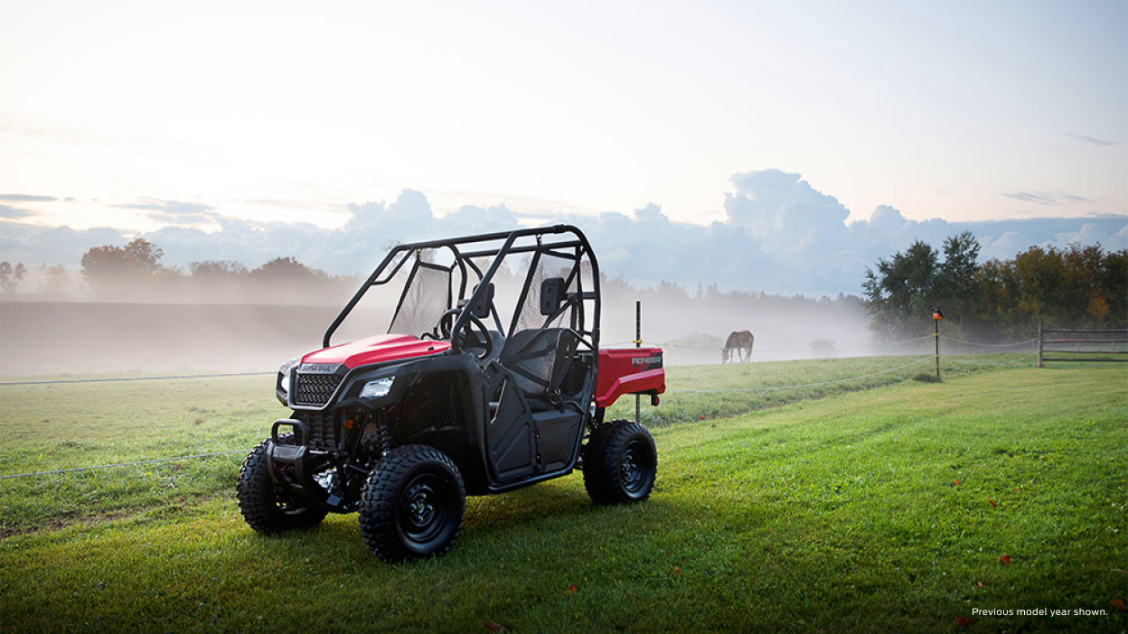 Un pionnier 520 à côté d'un champ herbeux