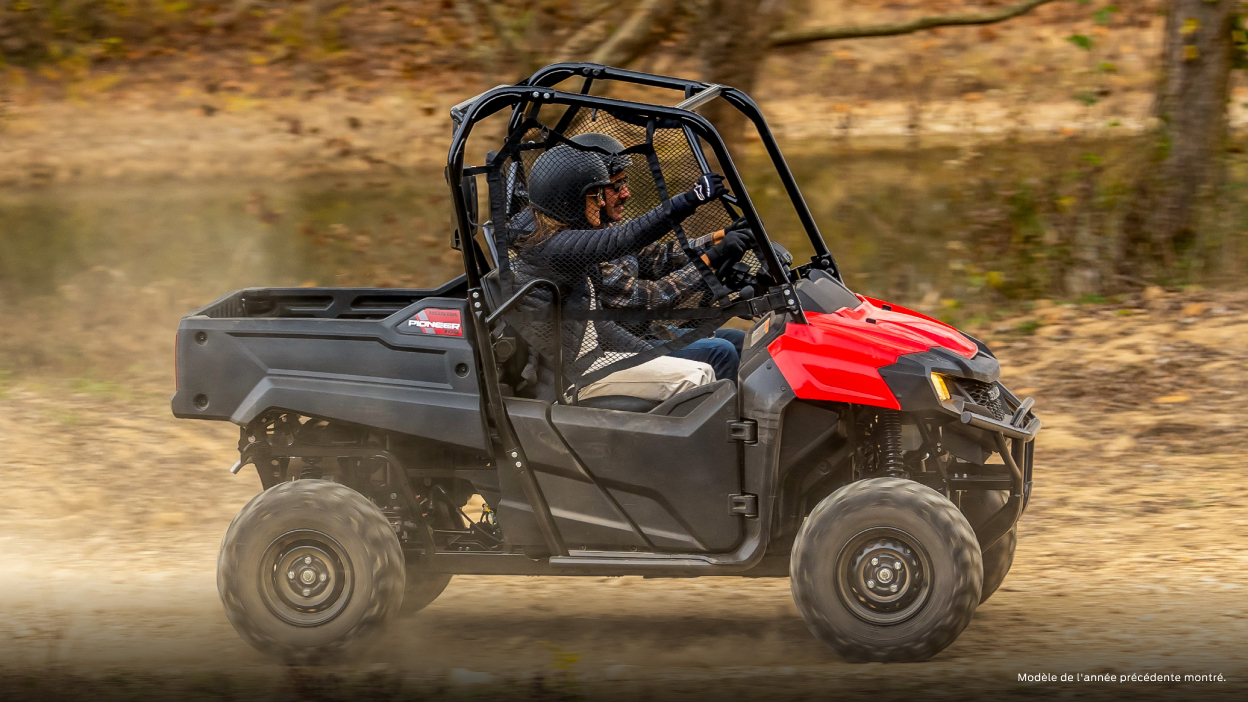Mode de vie. Les conducteurs sur un chemin de terre vont à droite.
