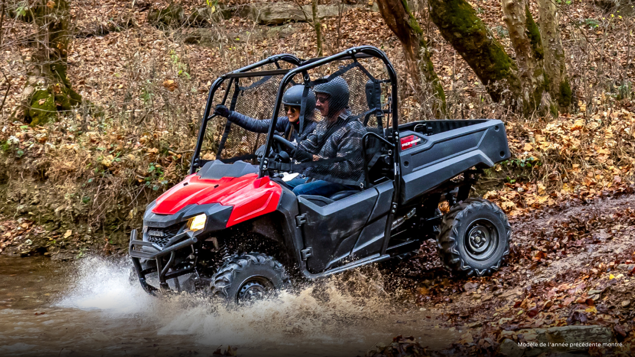 Mode de vie. Conducteur et passager allant à gauche dans l'eau en légère baisse.