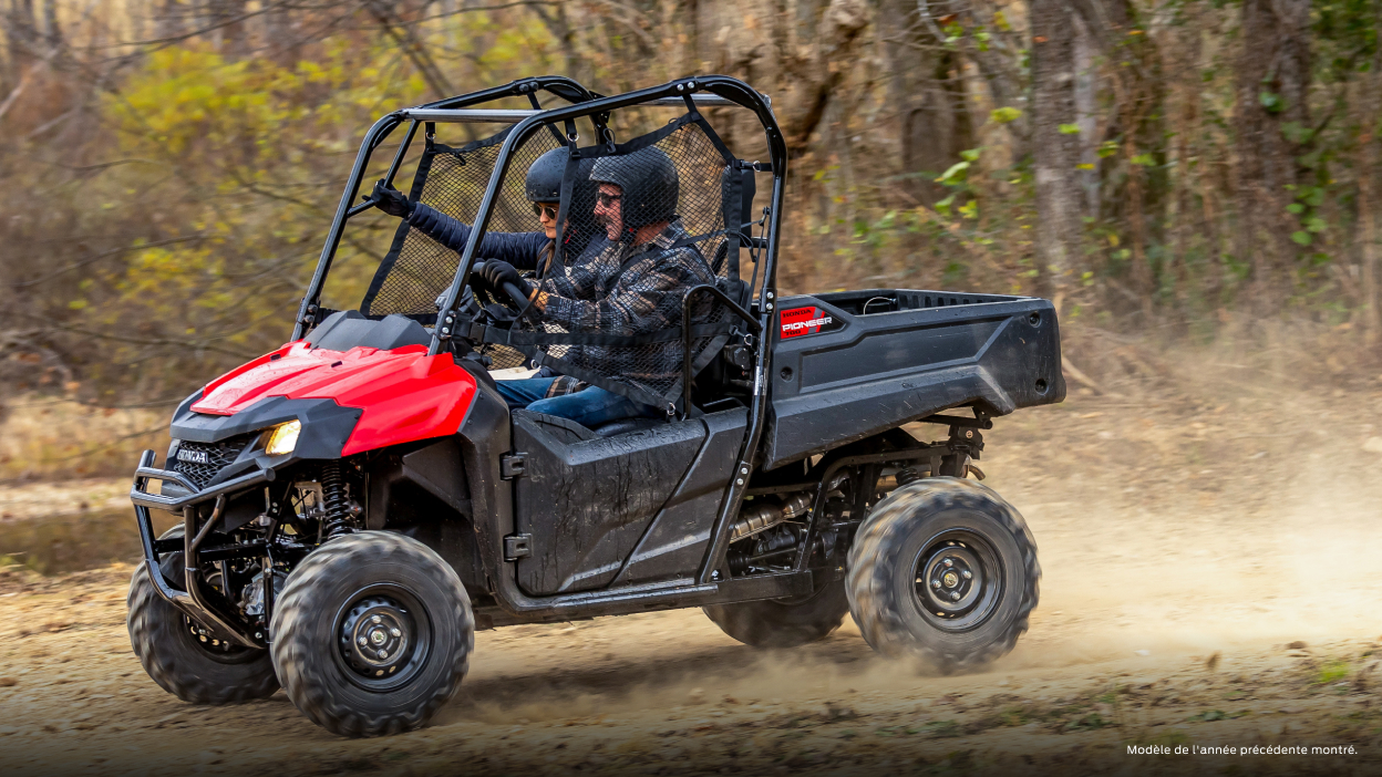 Mode de vie. Les conducteurs sur un chemin de terre vont à gauche.
