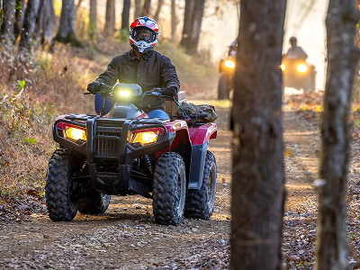 Un cavalier sur un Honda VTT