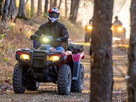 Un cavalier sur un Honda VTT
