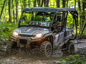 Un cavalier sur un Honda VTT
