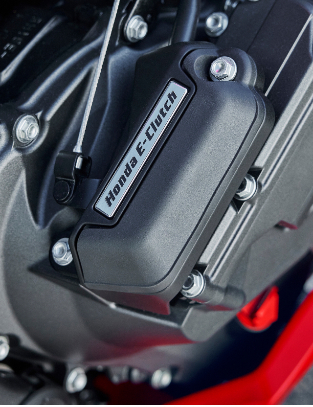 A rider on a Honda motorcycle/Un cavalier sur une moto Honda